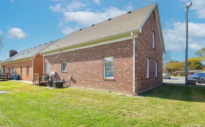 Pictures of Office property located at 2010 Vandalia Street, Collinsville, IL 62234 for sales - image #1