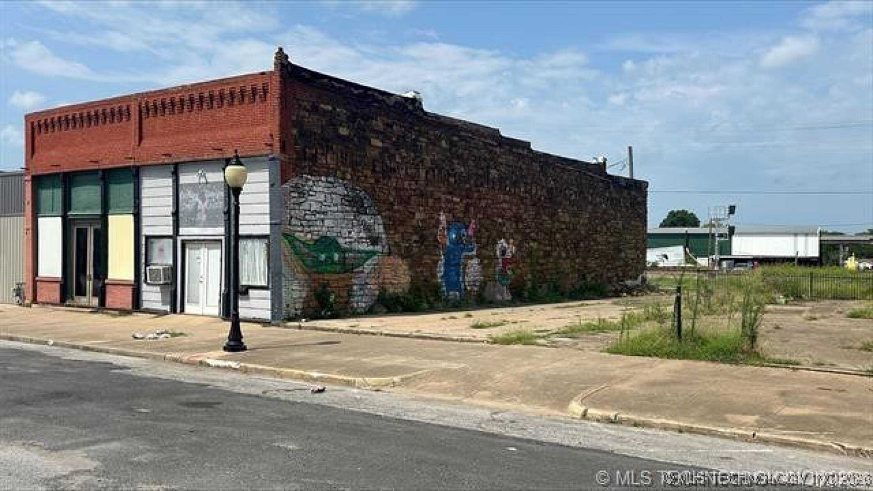 218 S Main St, Wagoner, OK 74467