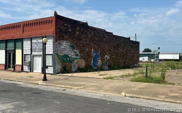 Pictures of Retail property located at 218 S Main Street, Wagoner, OK 74467 for sales - image #1