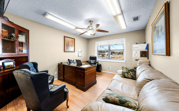 Pictures of Office property located at 200 E Russell Ave, Bonham, TX 75418 for sales - image #1