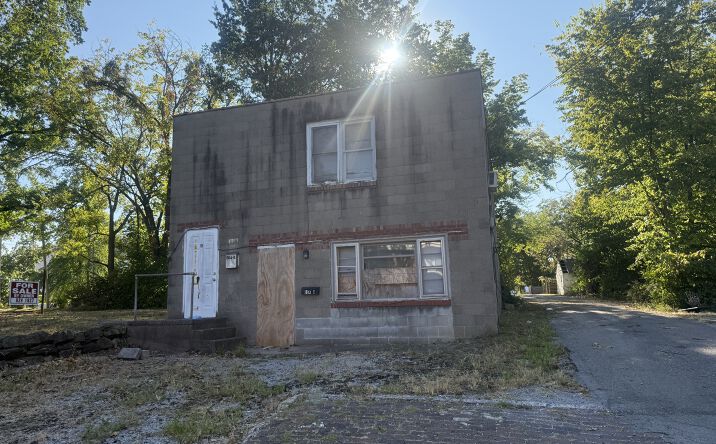 Pictures of Multifamily property located at 604 S Rawlings St, Carbondale, IL 62901 for sales - image #1