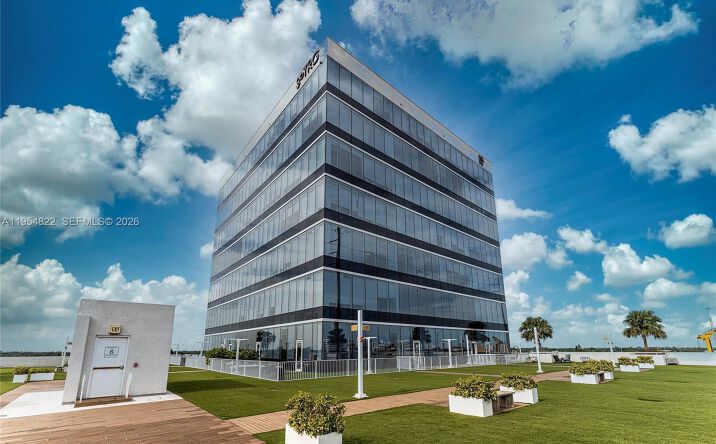 Pictures of Office property located at 20200 W Dixie Hwy # 903, Miami, FL 33180 for sales - image #1