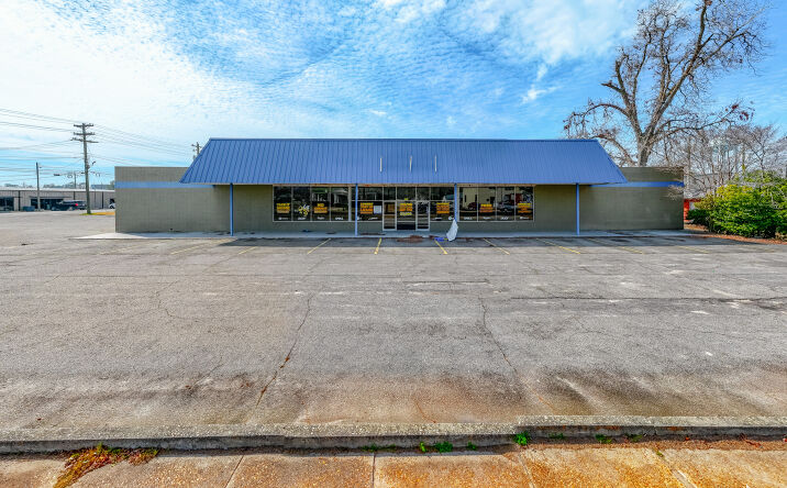 Pictures of Retail property located at 205 N Hutchinson Ave, Adel, GA 31620 for sales - image #1