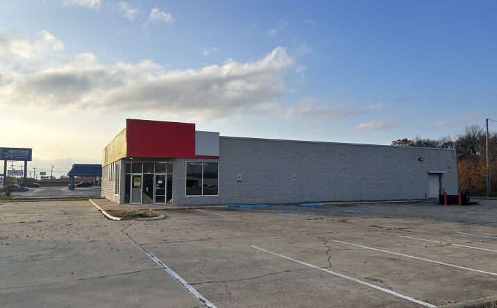 Pictures of Retail property located at 2818 US-82, Greenville, MS 38703 for sales - image #1