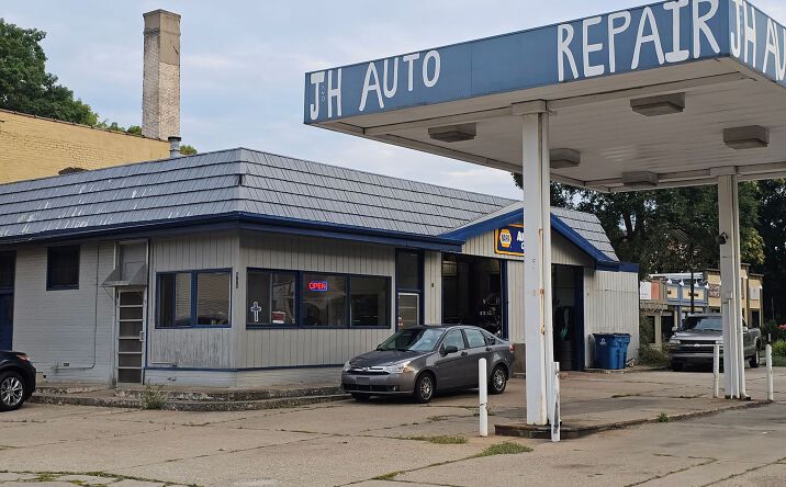 Pictures of Retail property located at 969 Lake Dr SE, Grand Rapids, MI 49506 for sales - image #1