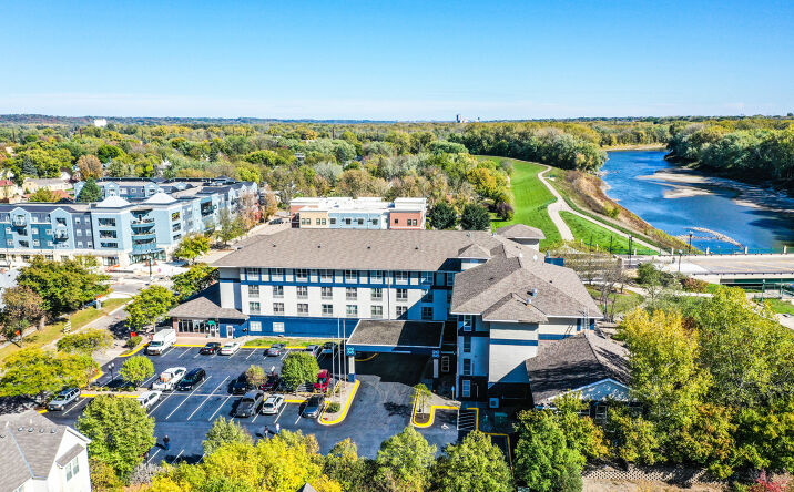 Pictures of Hospitality property located at 1 River Bend Pl, Chaska, MN 55318 for sales - image #1