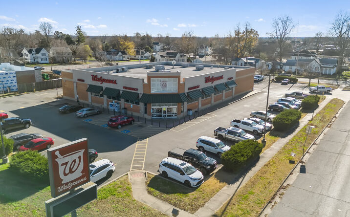 Pictures of Retail property located at 110 W 10th St, Metropolis, IL 62960 for sales - image #1