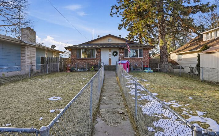 Pictures of Multifamily property located at 1104 E North Ave, Spokane, WA 99207 for sales - image #1