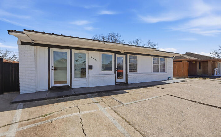 Pictures of Mixed Use property located at 2205 Strawberry Rd, Pasadena, TX 77502 for sales - image #1