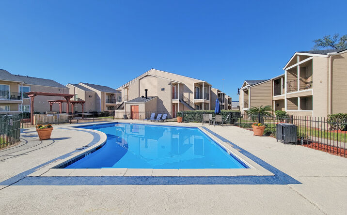 Pictures of Multifamily property located at 424 S Bender Ave, Humble, TX 77338 for sales - image #1