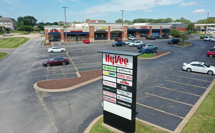 Pictures of Retail property located at 2862 Devils Glen Rd, Bettendorf, IA 52722 for sales - image #1
