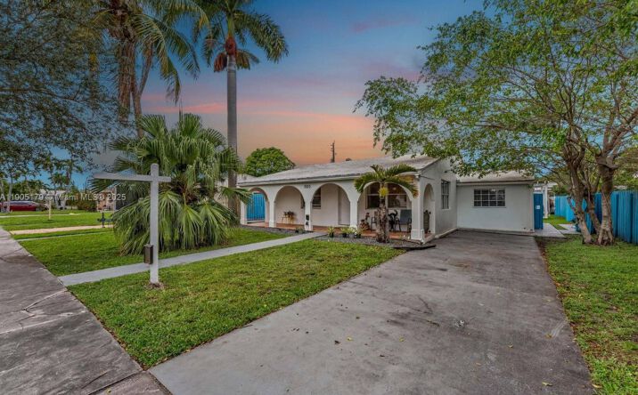 Pictures of Multifamily property located at 1105 NE 10th Street, Hallandale Beach, FL 33009 for sales - image #1