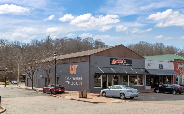 Pictures of Office, Retail property located at 24 Court St, Erin, TN 37061 for sales - image #1