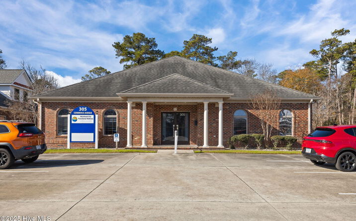 Pictures of Office property located at 305 Commerce Ave, Morehead City, NC 28557 for sales - image #1