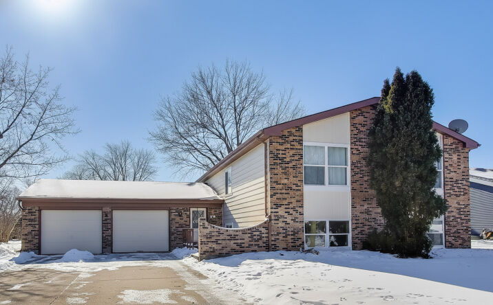 Pictures of Multifamily property located at 627 Chardonnay Lane, Crystal Lake, IL 60014 for sales - image #1