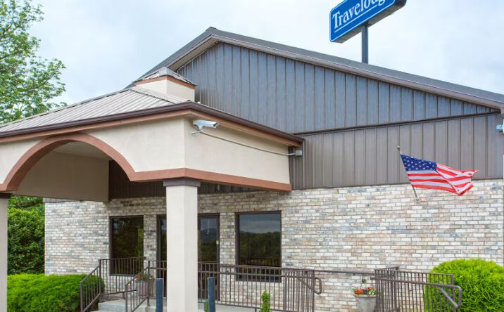 Pictures of Hospitality property located at 140 Lithia Rd, Wytheville, VA 24382 for sales - image #1