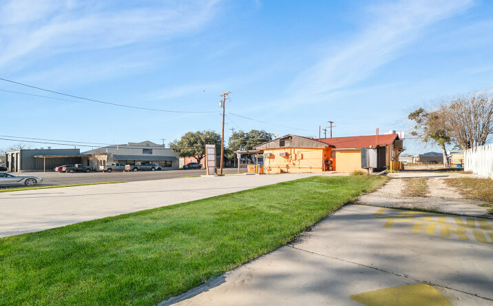 Pictures of Retail property located at 1710 2nd St, Pleasanton, TX 78064 for sales - image #1