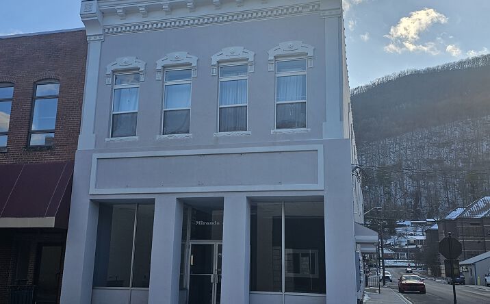 Pictures of Mixed Use, Multifamily, Retail property located at 106 Kentucky Ave, Pineville, KY 40977 for sales - image #1