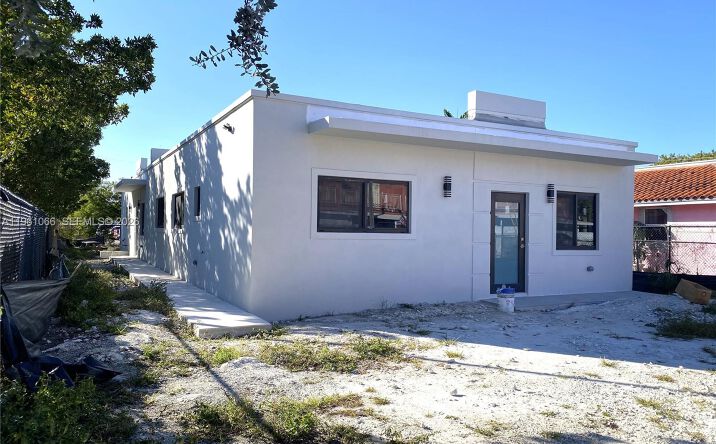 Pictures of Multifamily property located at 2474 W 4th Ct, Hialeah, FL 33010 for sales - image #1
