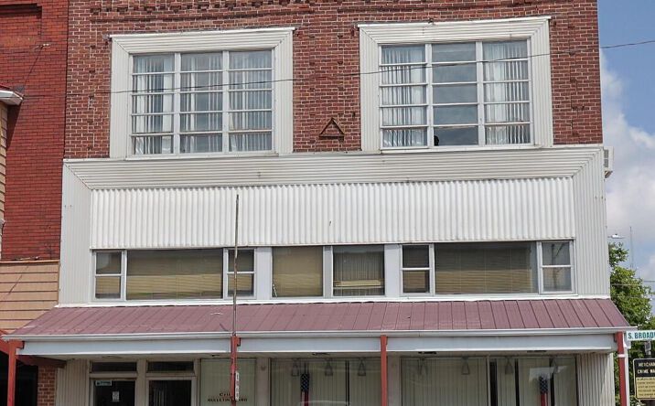 Pictures of Office, Retail property located at 120 S BROADWAY Avenue, Salem, IL 62881 for sales - image #1