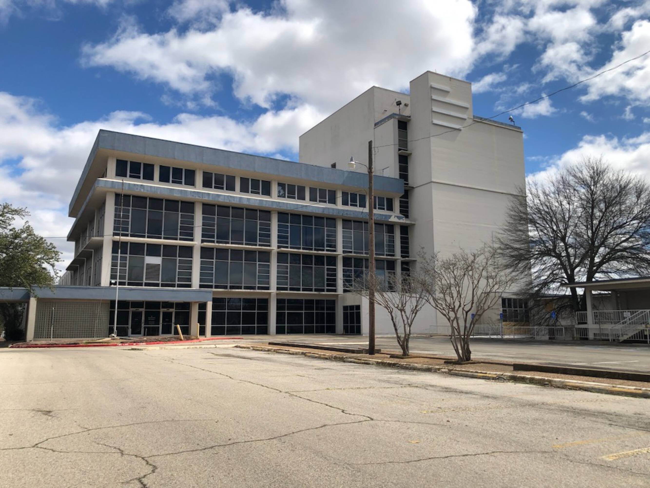 820 Clarksville St, Paris, TX 75460
