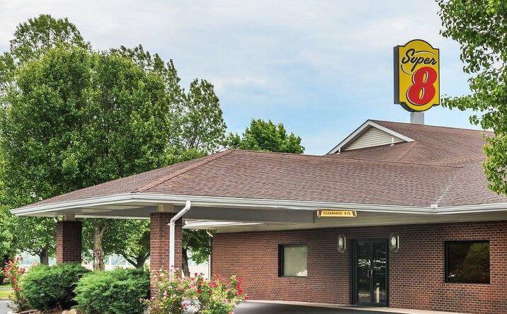 Pictures of Hospitality property located at 1100 Eastgate Dr, O'Fallon, IL 62269 for sales - image #1