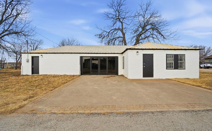 Pictures of Mixed Use, Office property located at 129 N Magnolia St, Crowley, TX 76036 for sales - image #1