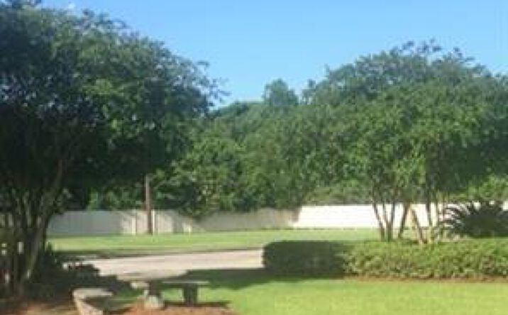 Pictures of Land property located at 3560 Holiday Dr, New Orleans, LA 70114 for sales - image #1