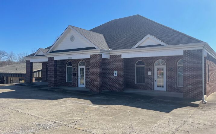 Pictures of Office property located at 1850 Memorial Dr, Clarksville, TN 37043 for sales - image #1