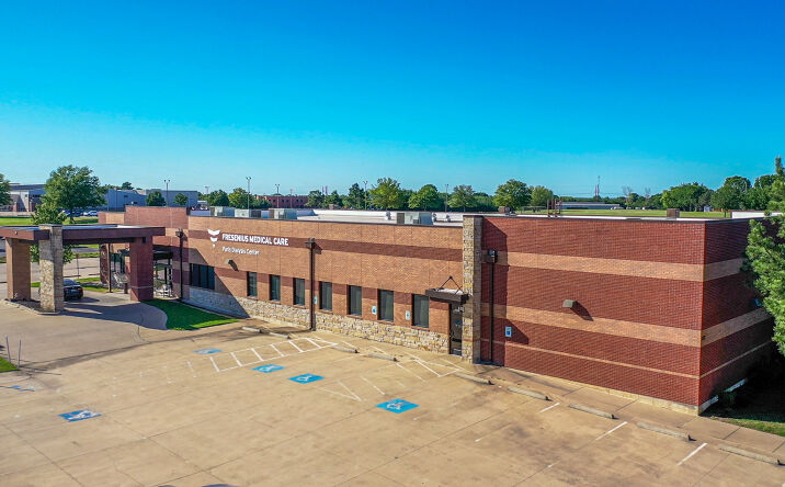 Pictures of Office property located at 633 Stone Ave, Paris, TX 75462 for sales - image #1