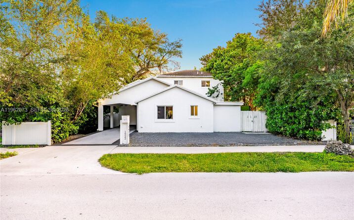 Pictures of Multifamily property located at 1922 Garfield St, Hollywood, FL 33020 for sales - image #1