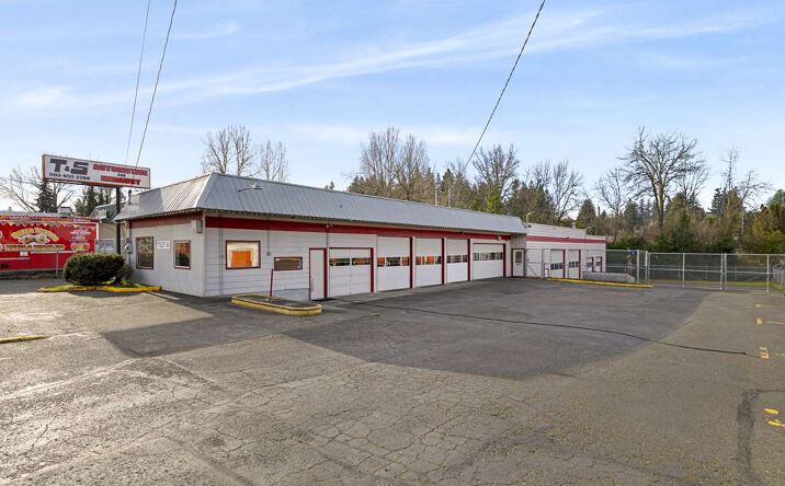 Pictures of Retail, Industrial property located at 17627 SE McLoughlin Blvd, Milwaukie, OR 97267 for sales - image #1