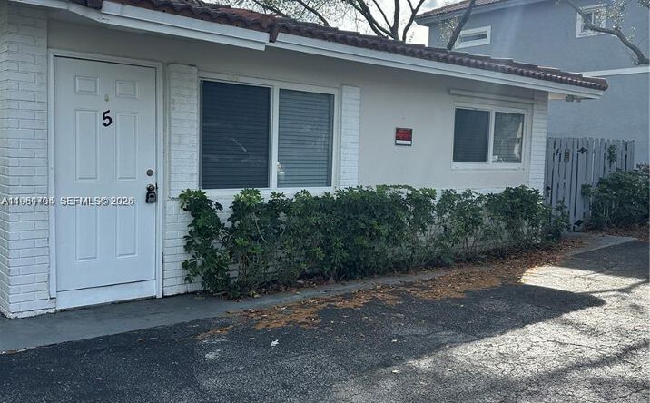 Pictures of Multifamily property located at 8704 NW 38th Dr, Coral Springs, FL 33065 for sales - image #1