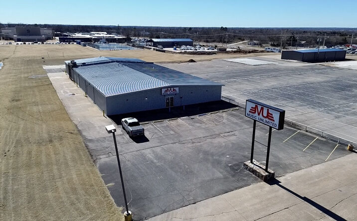 Pictures of Retail property located at 1109 W Kickapoo Spur St, Shawnee, OK 74801 for sales - image #1
