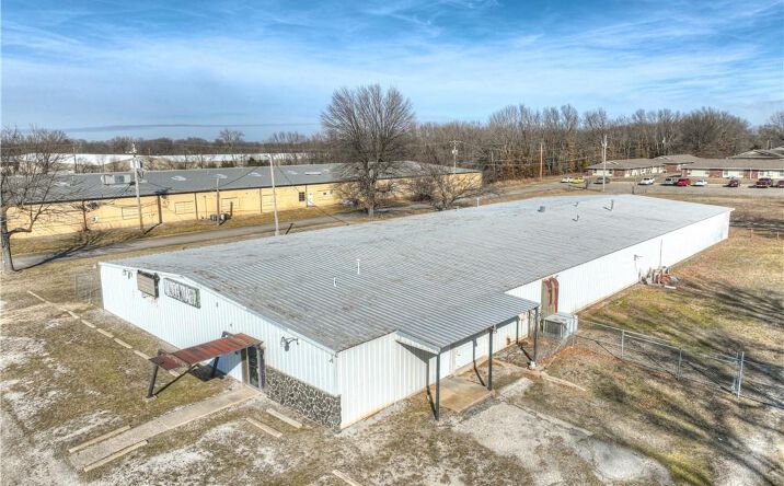 Pictures of Industrial, Retail property located at 2800 Roberts Road, Baxter Springs, KS 66713 for sales - image #1