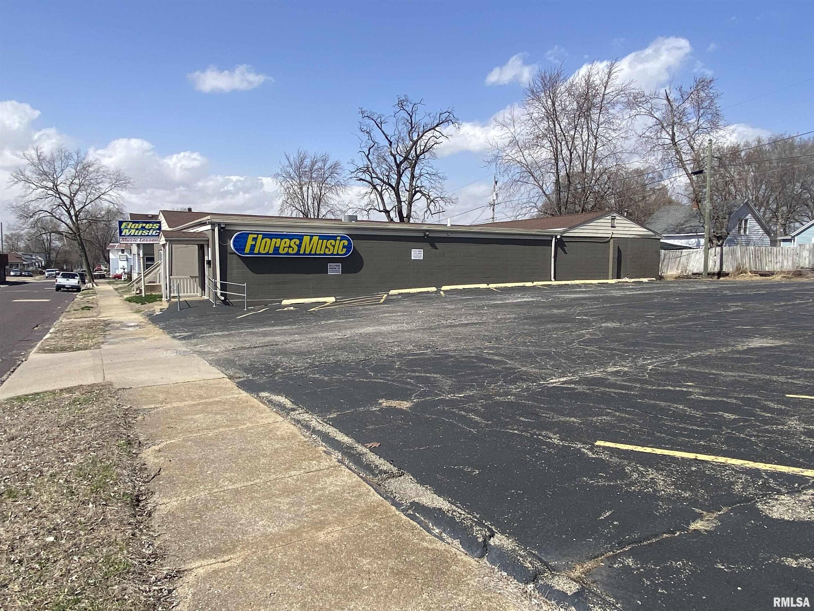 523 Caroline St, Pekin, IL 61554