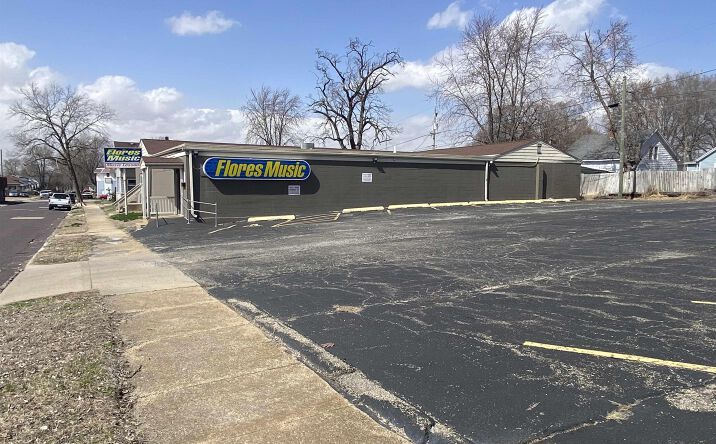Pictures of Industrial, Office, Retail property located at 523 CAROLINE Street, Pekin, IL 61554 for sales - image #1