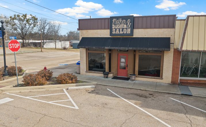 Pictures of Retail property located at 112 N Lamar St, Daingerfield, TX 75638 for sales - image #1