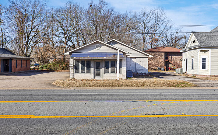 Pictures of Office, Retail property located at 1015 N Arkansas Ave, Russellville, AR 72801 for sales - image #1
