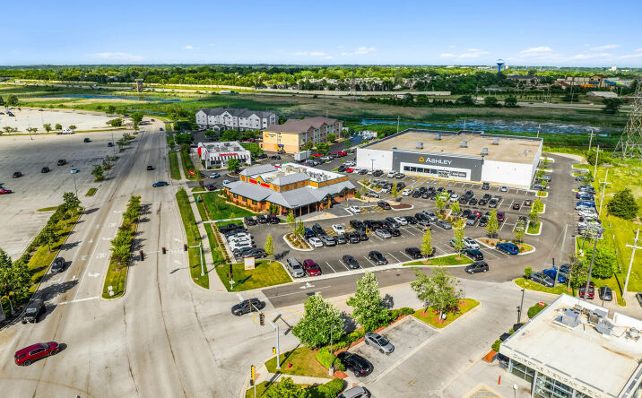 Pictures of Retail property located at 6050 Gurnee Mills Circle E, Gurnee, IL 60031 for sales - image #1