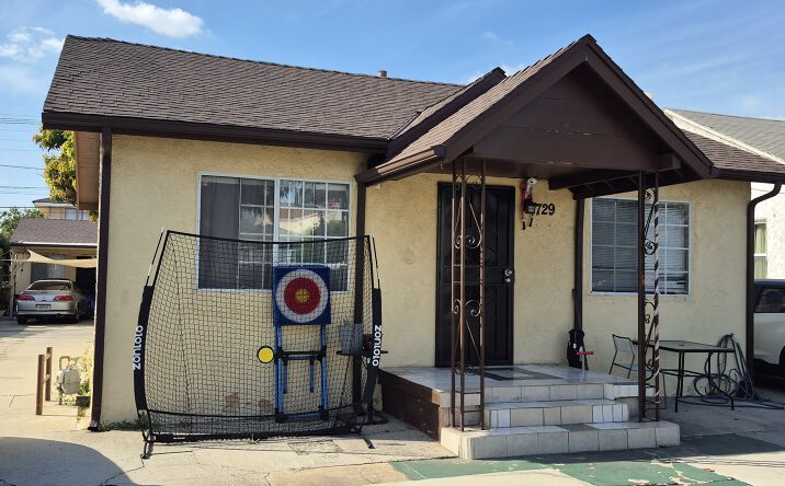 Pictures of Multifamily property located at 727 Eastmont Ave, East Los Angeles, CA 90022 for sales - image #1