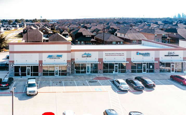 Pictures of Retail property located at 2215 Rollingbrook Dr, Baytown, TX 77521 for sales - image #1