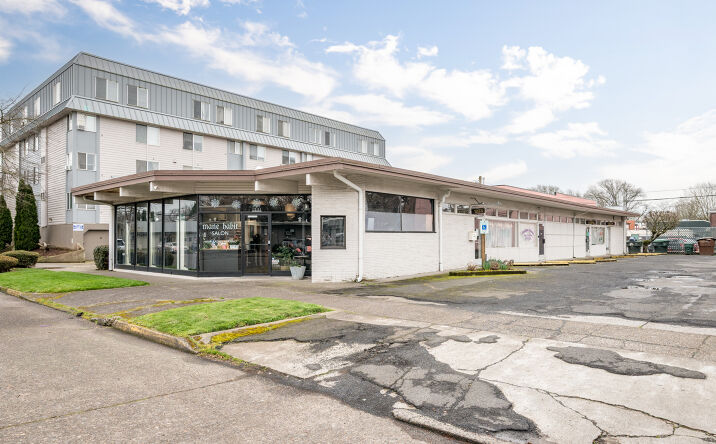 Pictures of Retail property located at 1221 17th Ave, Longview, WA 98632 for sales - image #1