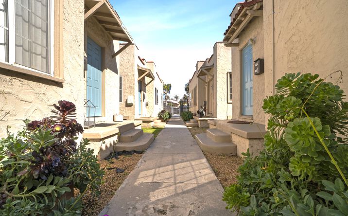 Pictures of Multifamily property located at 2637 Redondo Blvd, Los Angeles, CA 90016 for sales - image #1