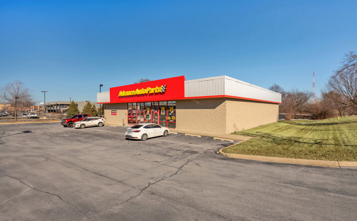 Pictures of Retail property located at 2075 Bloomingdale Rd, Glendale Heights, IL 60139 for sales - image #1