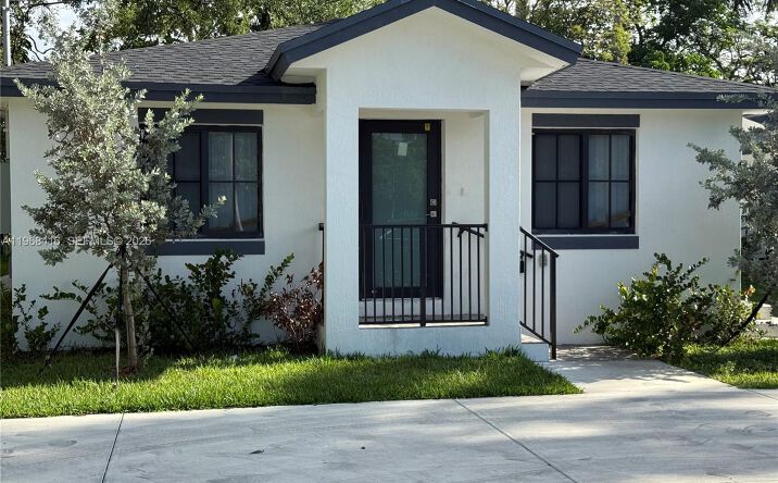 Pictures of Multifamily property located at 210 SW 3rd St, Florida City, FL 33034 for sales - image #1