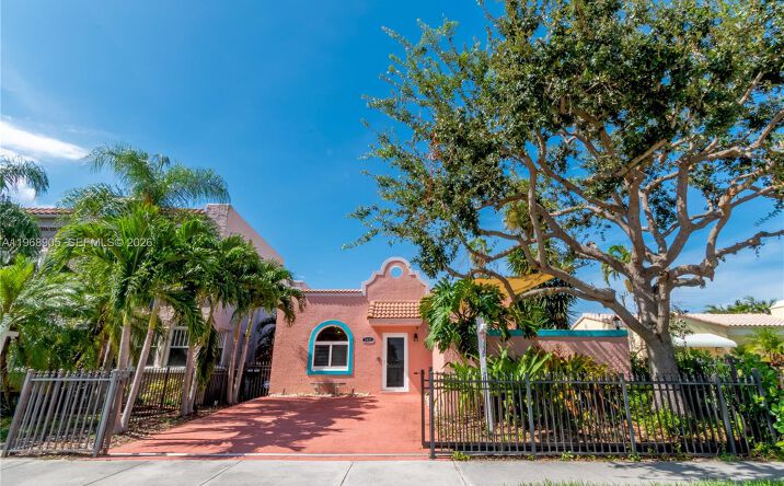 Pictures of Multifamily property located at 1633 Tyler St, Hollywood, FL 33020 for sales - image #1