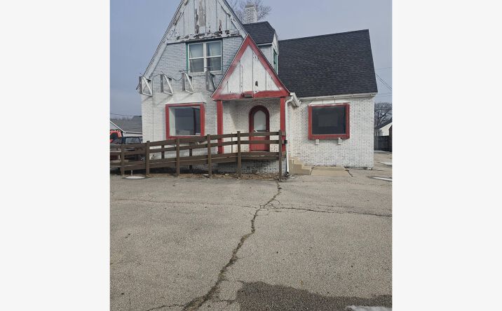 Pictures of Office, Retail property located at 3212 N University St, Peoria, IL 61604 for sales - image #1