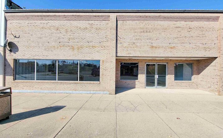 Pictures of Retail property located at 128 W NORTH Avenue, Flora, IL 62839 for sales - image #1