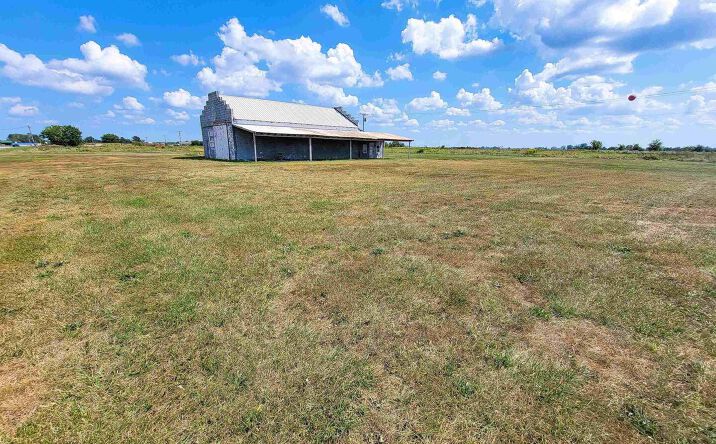 Pictures of Land property located at 11044 Old Highway 50, Flora, IL 62839 for sales - image #1